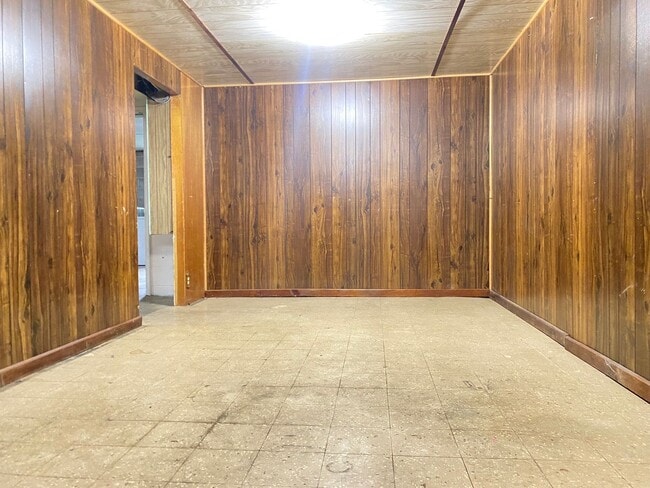 Building Photo - Beautiful 3 bed 1 bath house, over sized driveway, garage and fenced in back yard $1795