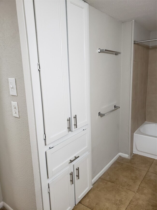 Building Photo - 2277 S Kirkwood Rd