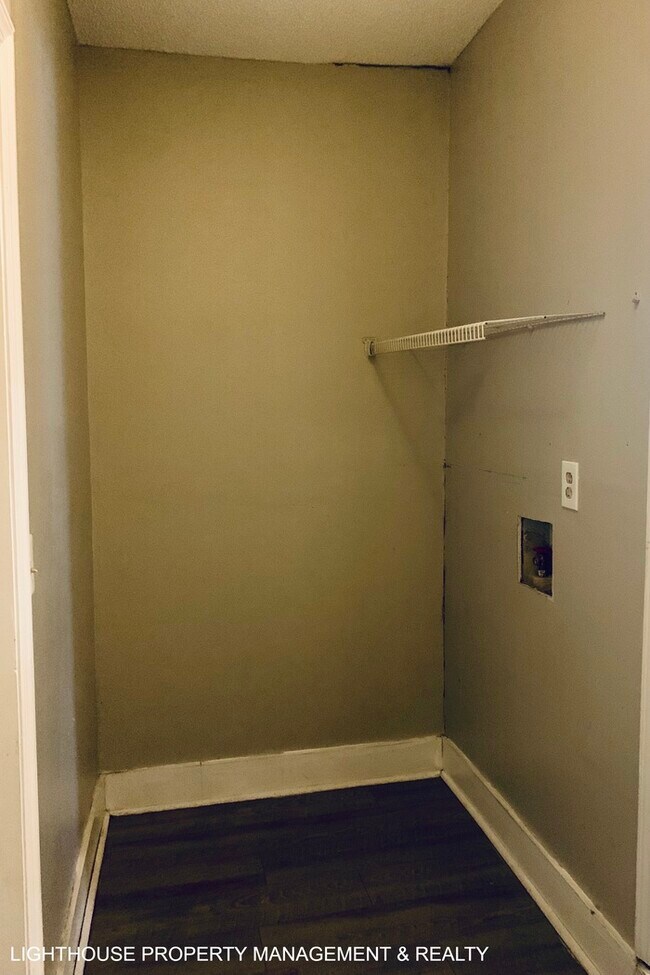 Building Photo - Spacious 2-Bedroom Duplex with Stainless Steel Appliances