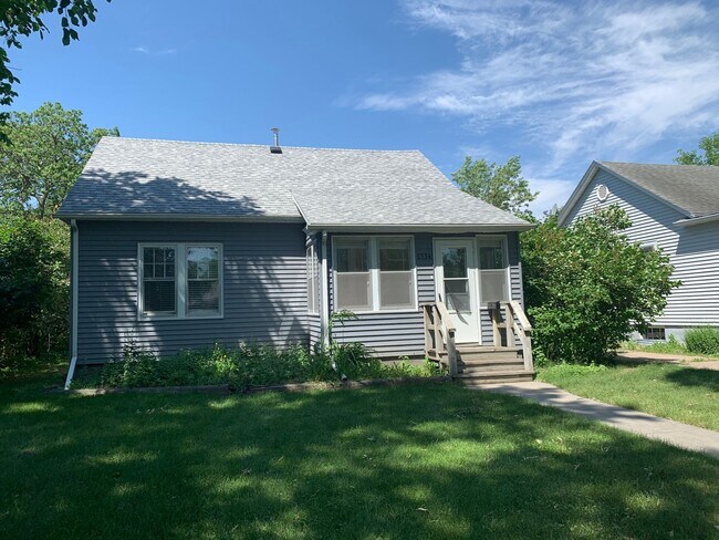 Building Photo - 4 Bedroom Near NDSU!!