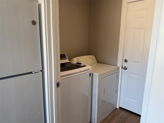 Building Photo - 10008 Barrington Cove