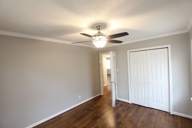 Building Photo - 3 Bedroom, 1.5 Bath! New on the Market and Newly Renovated! Better Hurry!!