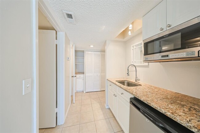 Building Photo - 611 Lively Dr