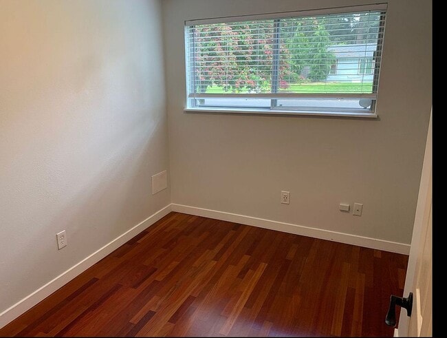 Building Photo - 4902 NE 123rd Ave