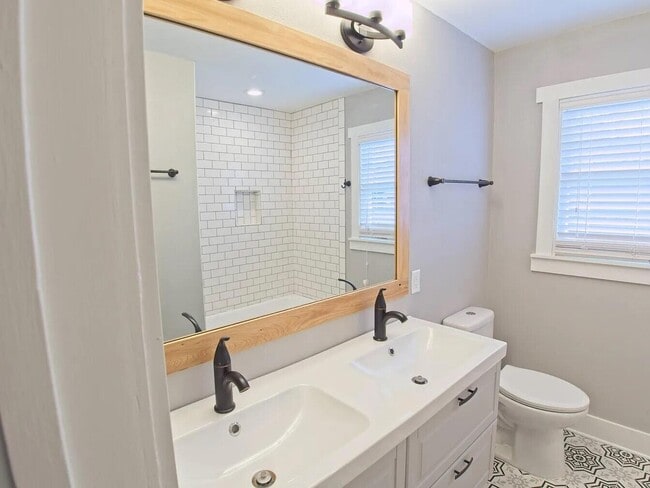 Building Photo - 821 Brett St S