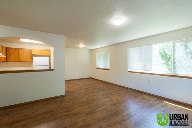 Building Photo - Great 4bd/2bth, nice location
