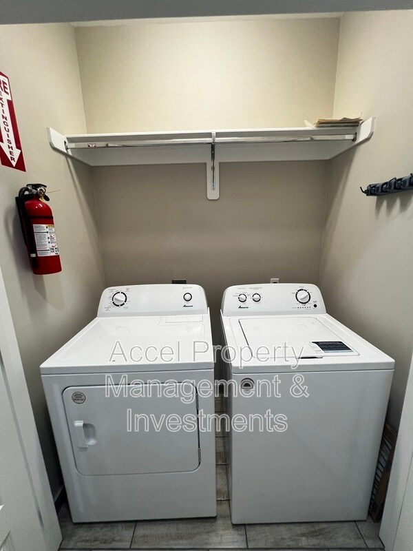 Building Photo - 1327 W Garfield Ave