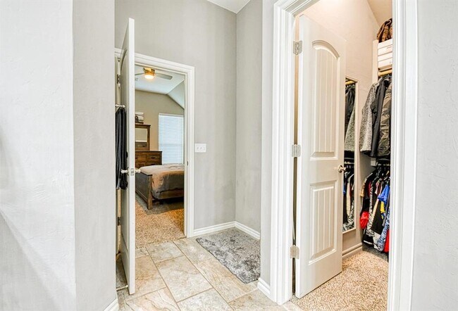 Building Photo - 2204 Alameda Park Dr