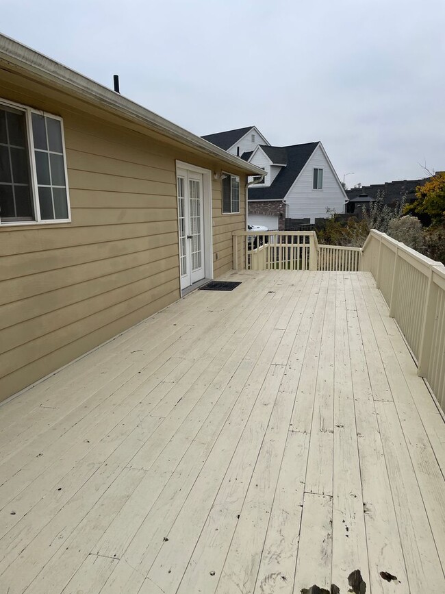 Building Photo - Large 4 Bedroom Home