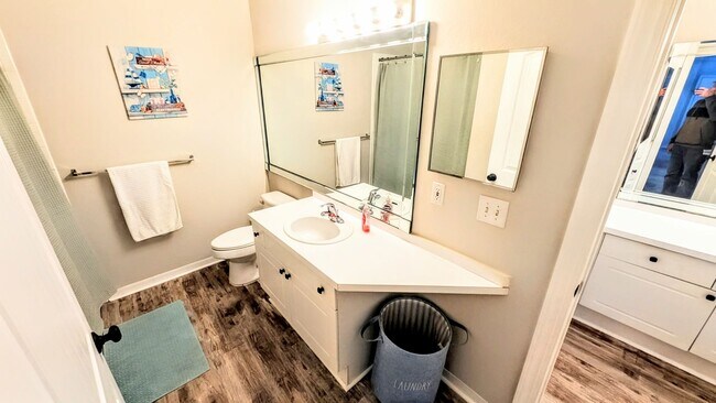 Building Photo - 6-12 month TURNKEY FURNISHED GOUNG FLOOR 2/2 CONDO