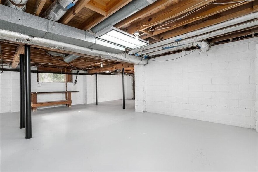 Building Photo - 5090 Heather Rd SE