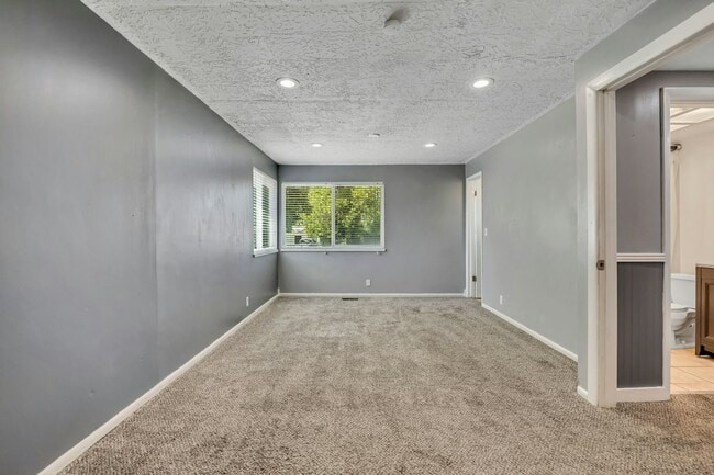 Building Photo - 225 W 750 S