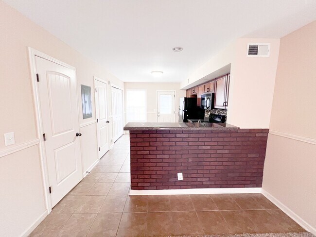 Building Photo - 2 Bedroom 1.5 Bath Townhome