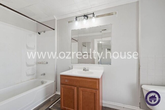 Building Photo - 1016 Mallet St