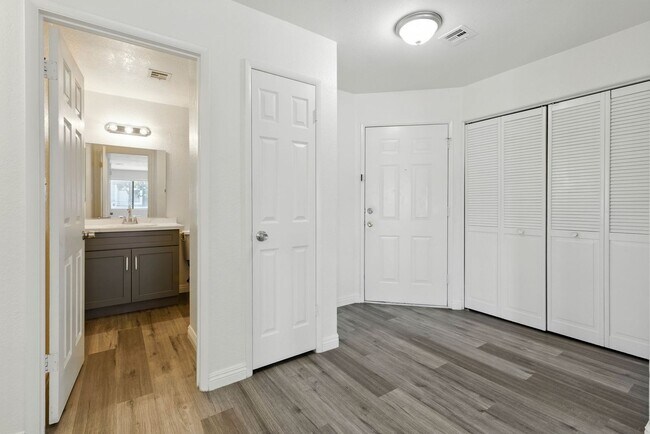 Building Photo - SW!! 2 Bedroom Condo!! 1st Floor!! Newly r...