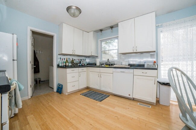 Building Photo - Lovely 3bed House off West Boulevard!!