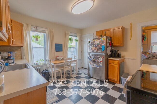 Building Photo - 40 Easton St