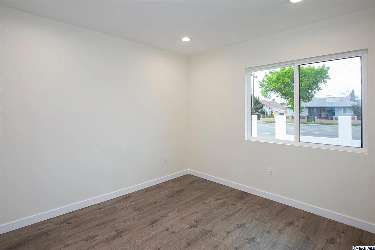 Building Photo - 10422 Woodley Ave