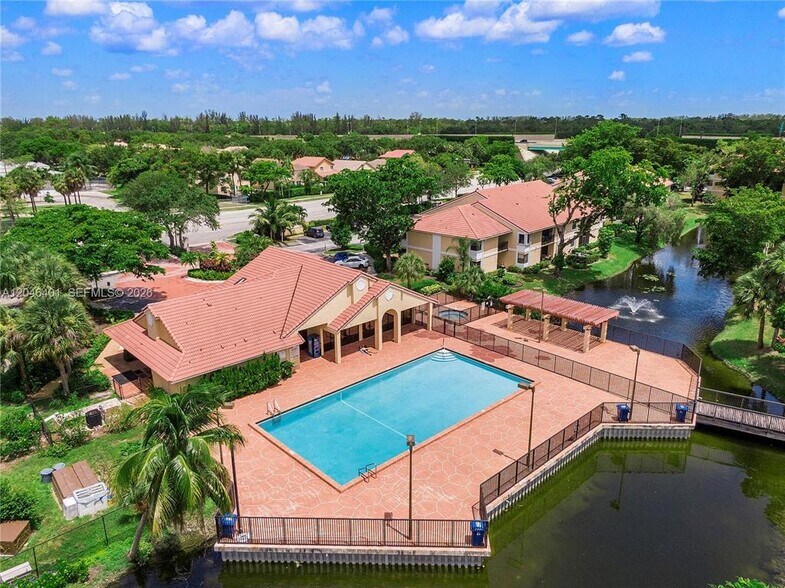 Building Photo - 5661 Riverside Dr
