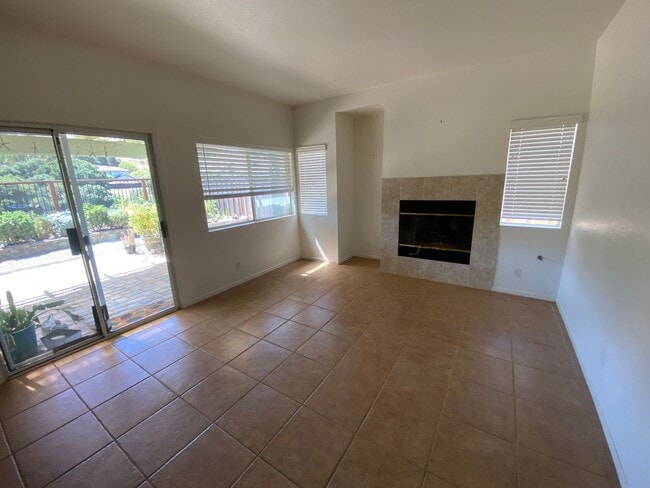 Building Photo - For Rent – Spacious Las Palmas II Home