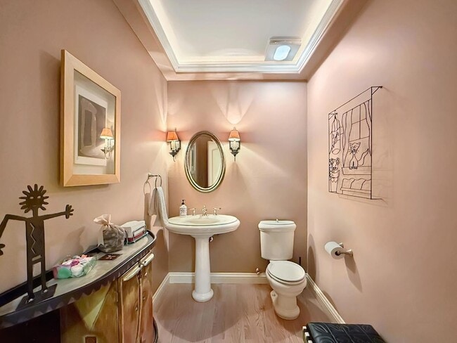 Building Photo - 1526 Hillview Dr