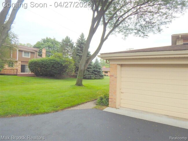 Building Photo - 116 E Hickory Grove Rd