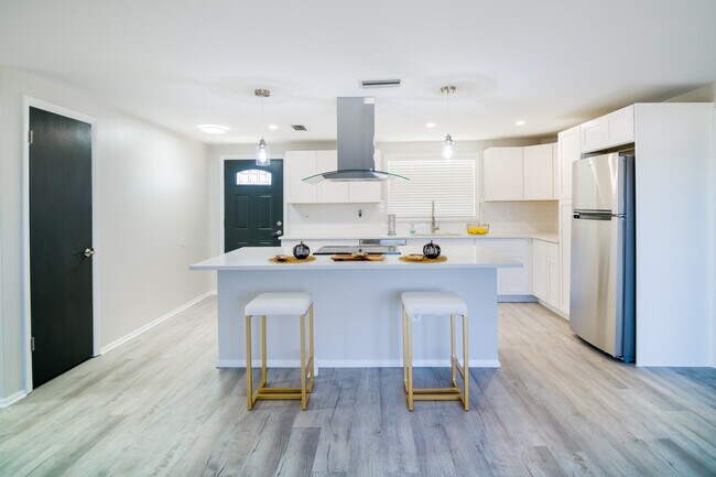 Building Photo - 6443 Lomand Ave