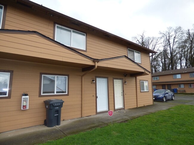 Building Photo - Rent Special: FREE First Full Month's Rent - 2 bed Townhome