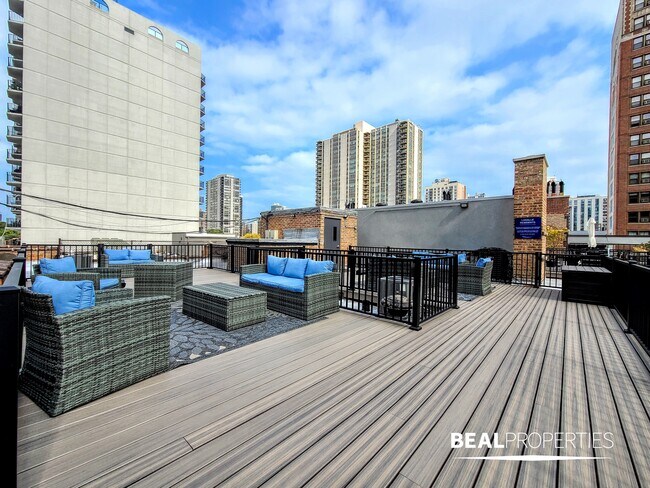 Building Photo - 1220 N La Salle Dr