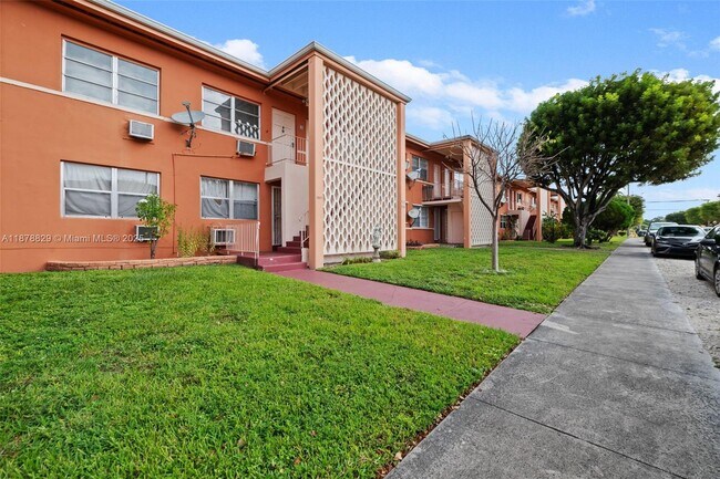 Building Photo - 3571 SW 10th St