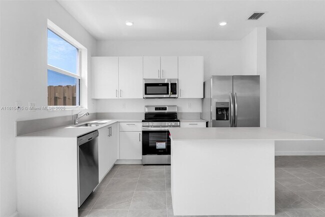 Building Photo - 2803 SE 26th Ave