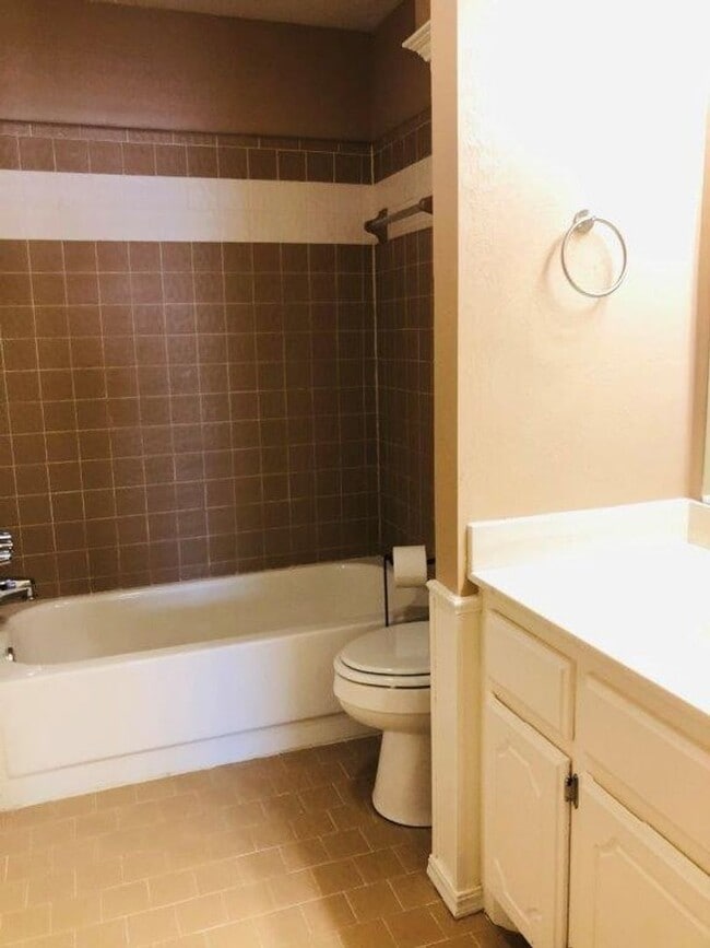 Building Photo - 3 bed , 2 full bath, 2 story , Newly updat...