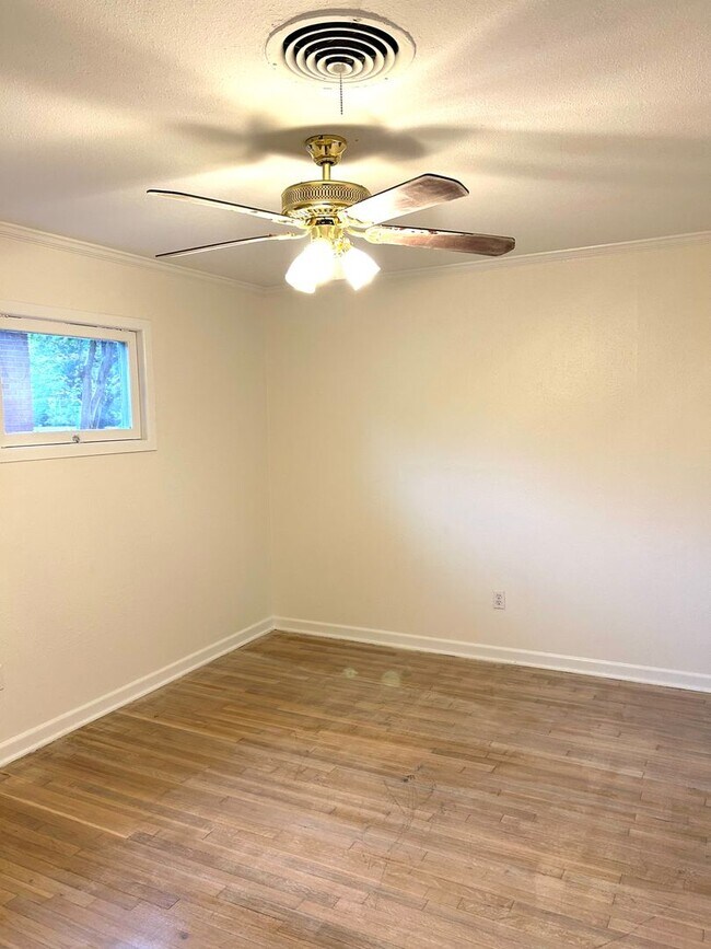 Building Photo - Beautifully Remodeled Home in Mountainview Area