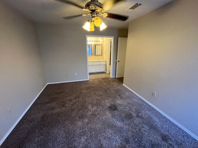 Building Photo - Cute Duplex