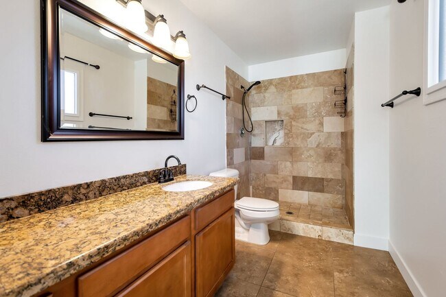 Building Photo - Amazing Tri-level close to ASU with Pool