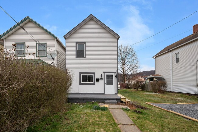 Building Photo - SCORE 1ST MONTH'S RENT FREE IF SIGNED BY DEC 12! Beautiful 2 bedroom home in Coraopolis available...