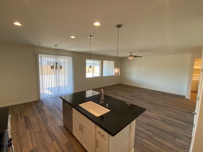 Building Photo - Gorgeous NEWER home between Tulare and Vis...