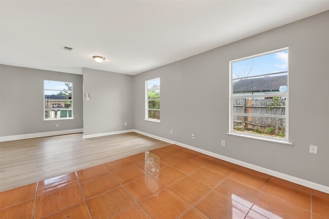 Building Photo - 2446 Mayview Dr