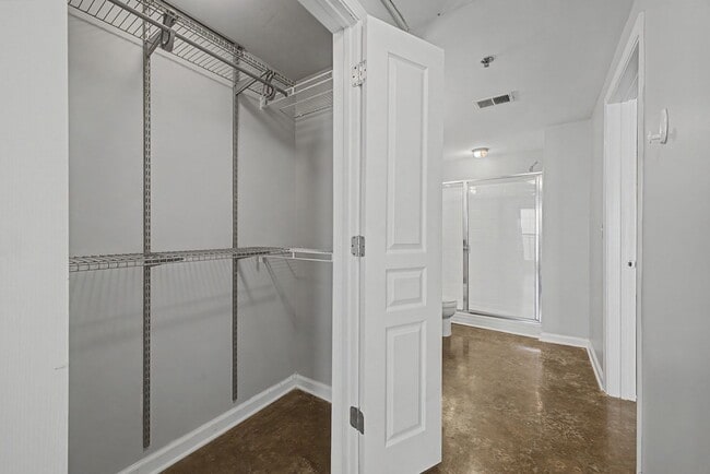 Building Photo - Penthouse-level 1 bed / 1 bath Condo at Bristol on Broadway