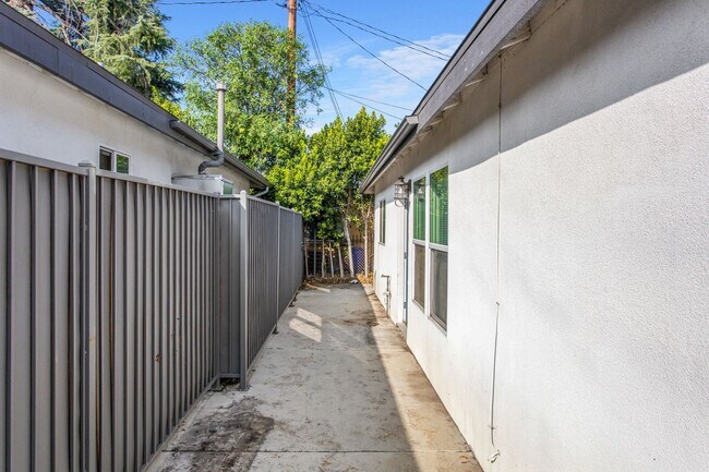 Building Photo - 7401 Valaria Dr