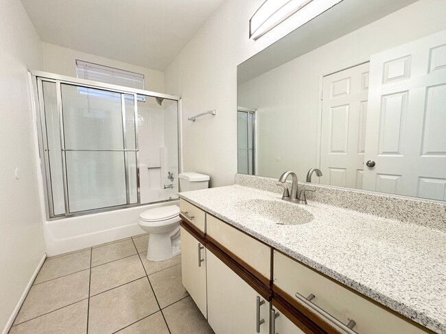 Building Photo - AVAILABLE NOW!!! 2 Bedroom / 2 Bath Apartment in Cathedral City!