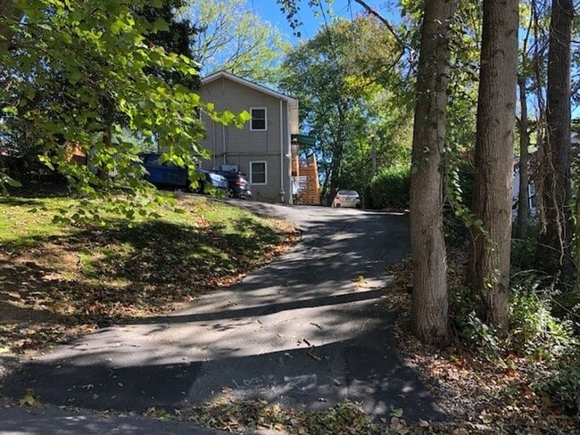 Building Photo - West AVL - Great apartment close to all th...