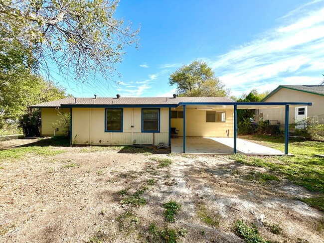 Building Photo - AVAILABLE NOW! PET FRIENDLY 3 Bedroom / 1....