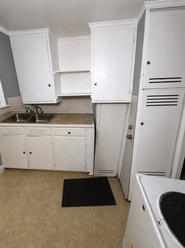 Building Photo - 3-Bedroom Home in the Desirable Broadmoor Area