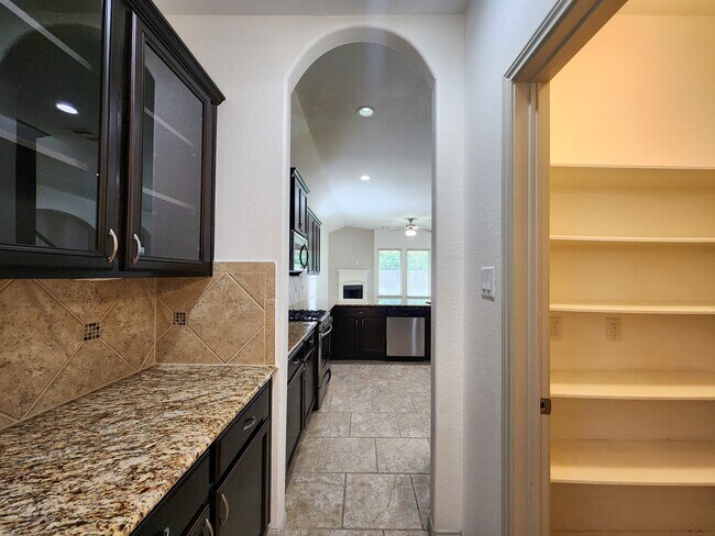 Building Photo - 4515 Greenleaf Dr