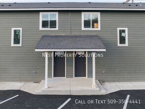 Building Photo - 215 W 1st St