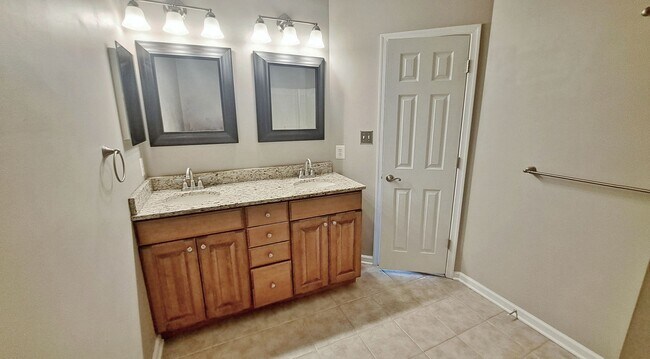 Building Photo - 3 Bed / 2-1/2 Bath Single Family Townhome with 1-Car Garage