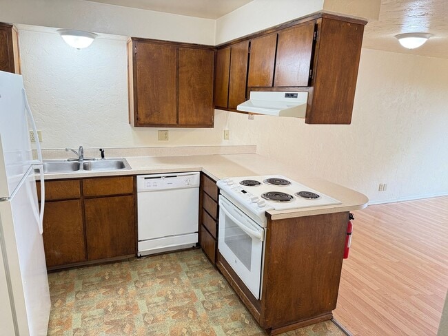 Building Photo - Updated 2 bedroom, 1 bath with garage!