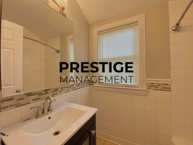 Building Photo - 2 Bed 1 Bath Town House