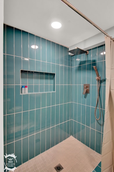 Building Photo - 2438 N Maplewood Ave